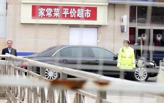 27일 중국 베이징 베이징역 플랫폼으로 북한 인사가 탄 것으로 추정되는 리무진 차량이 들어가고 있다. 북한 특별열차로 추정되는 열차는 이날 오후 3시께 베이징역을 출발했다.